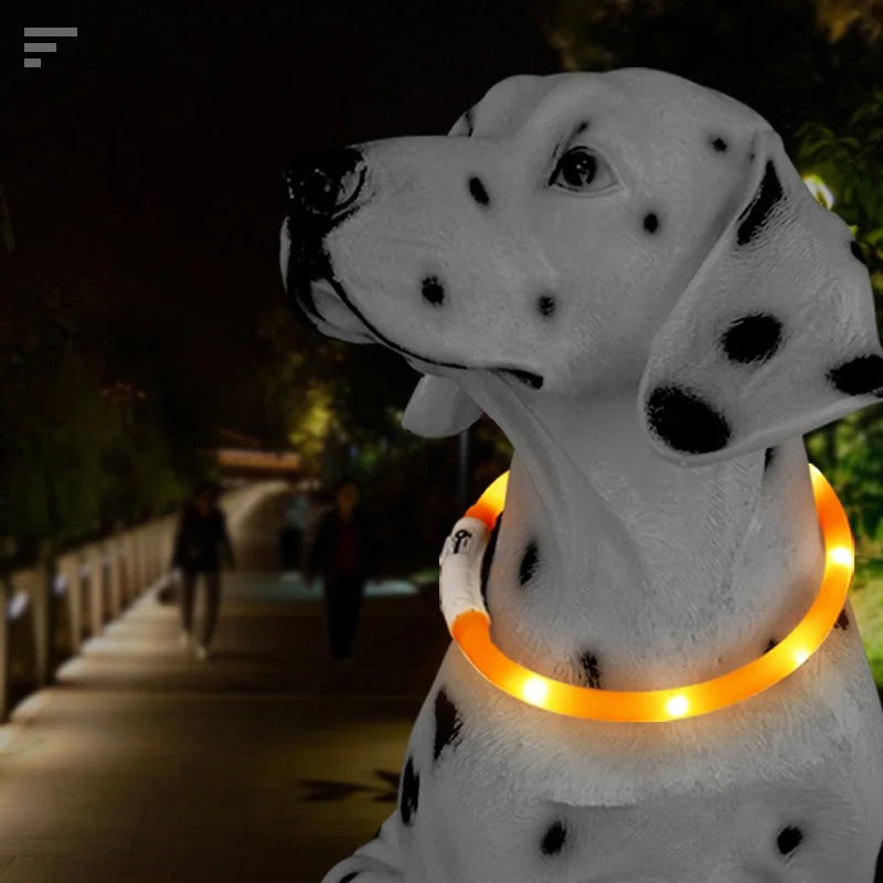 un-chien-dalmatien-dans-un-parc-le-soir-portant-un-collier-lumineux-orange