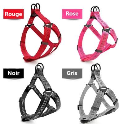 quatres-harnais-pour-chien-un-rouge-un-rose-un-noir-et-un-gris
