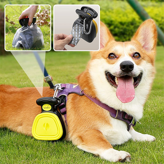 corgi-coucher-dehors-avec-une-pelle-a-crotte-accroche-à-son-harnais