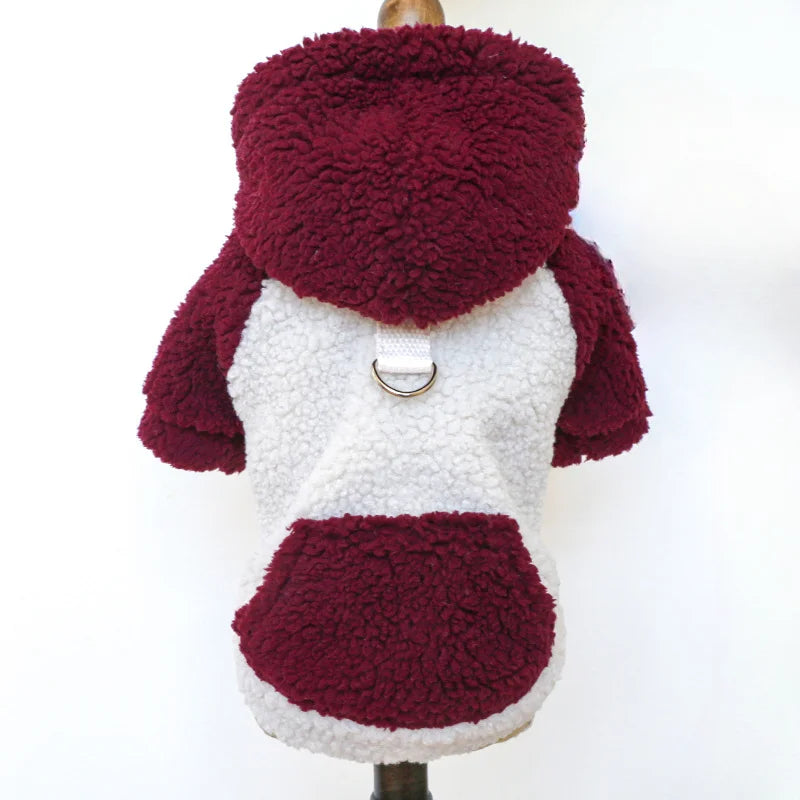 manteau-pour-chien-couleur-blanc-et-bourgogne-sur-porte-manteau