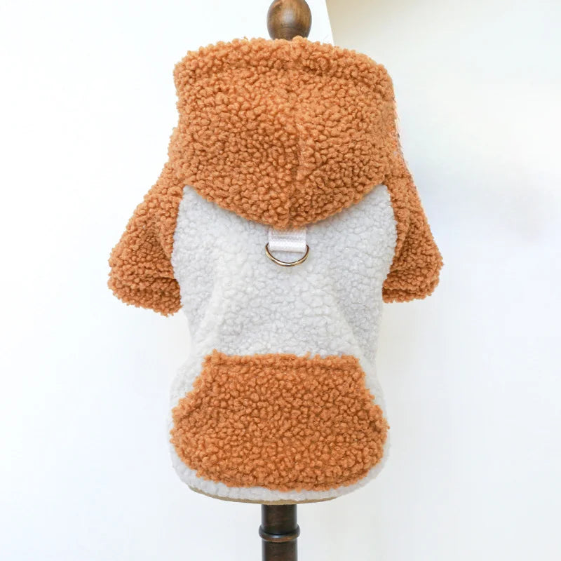 manteau-pour-chien-couleur caramel-et-blanc-sur-porte-manteau