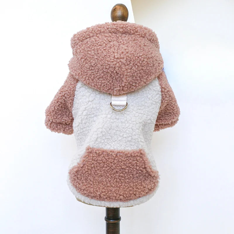 manteau-pour-chien-rose-et-blanc-sur-porte-manteau