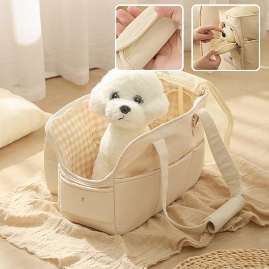 une-peluche-blanche-en-forme-de-chien-dans-un-sac-de-transport-pour-chien-beige-posé-parterre