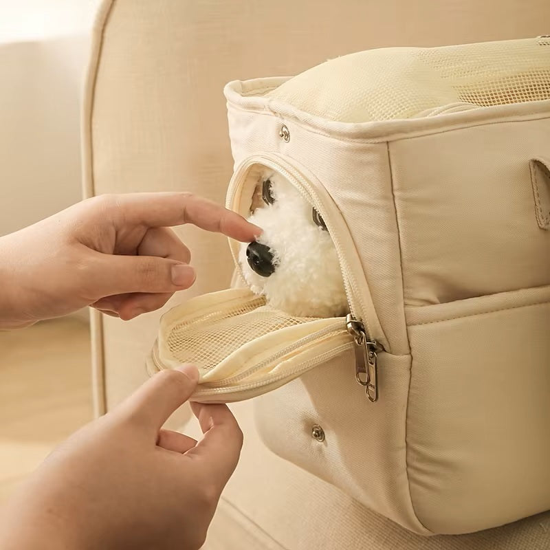 un-petit-chien-blanc-dans-un-sac-de-transport-avec-le-bout-du-museau-qui-sort-par-la-petite-fenetre-de-cÎté-et-son-maitre-lui-caresse-le-nez