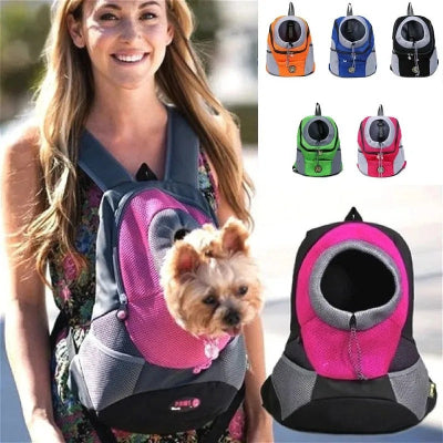 une-femme-porte-un-sac-de-transport-devant-elle-avec-un-chien-yorkshire-dedans-et-Ă -sa-gauche-il-y-a-les-couleurs-de-sac-disponible
