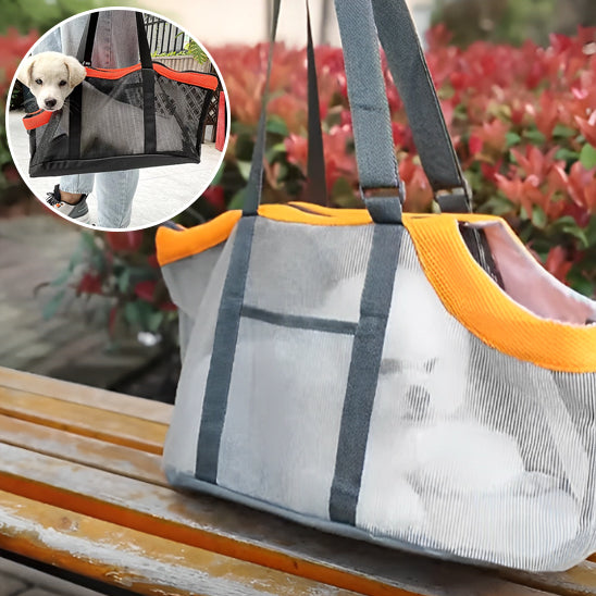 un-petit-caniche-blanc-couché-dans-un-sac-en-maille-posé-sur-une-table-extérieur