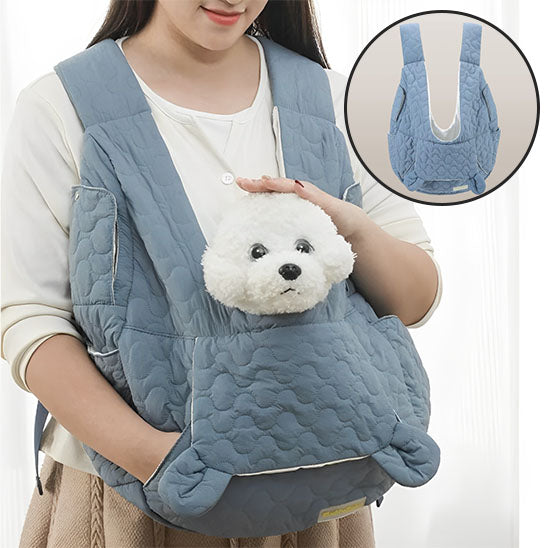 une-femme-porte-devant-elle-un-sac-de-transport-pour-chien-en-tissu-bleu-et-se-rechauffe-les-mains-dans-les-poches-prévu-à -cet-effet