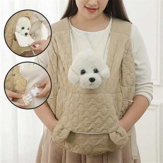 une-femme-porte-devant-elle-un-sac-en-tissu-beige-et-dedans-il-y-a-un-chien