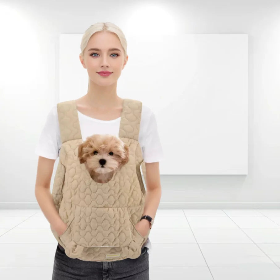 une-femme-et-son-chien-dans-un-sac-de-transport-en-bandouliÚre-au-devant-d'elle-avec-les-mains-dans-les-pochettes-prévu-a-cet-effet