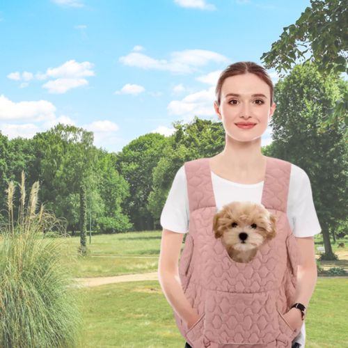 une-femme-dans-un-parc-qui-porte-un-sac-rose-avec-des-bretelles-et-devant-elle-avec-un-chien-dedans
