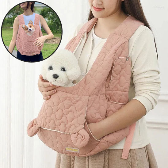 une-femme-porte-devant-elle-un-sac-en-tissu-rose-avec-un-chien-dedans-la-tete-sortie-pour-explorer-le-monde