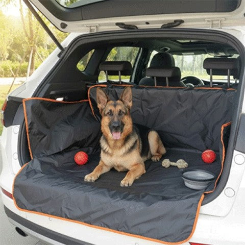 Chien Berger Allemand couché sur la housse protectrice pour voiture dans le  coffre arrière