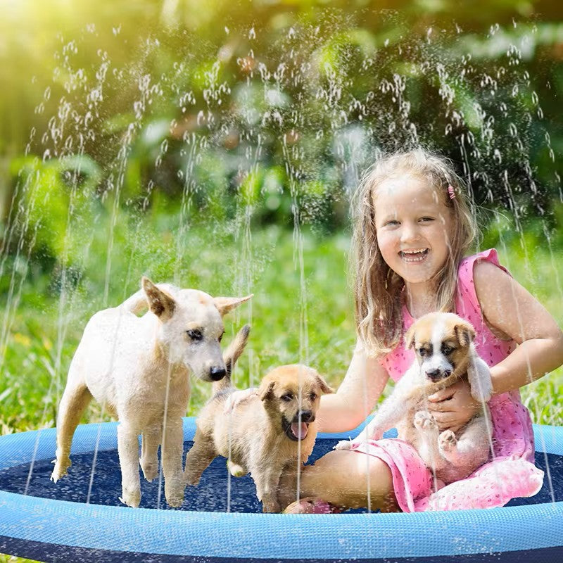 piscine pour chien tapis arroseur avec deux chiots et moyen chien avec fillette dedans