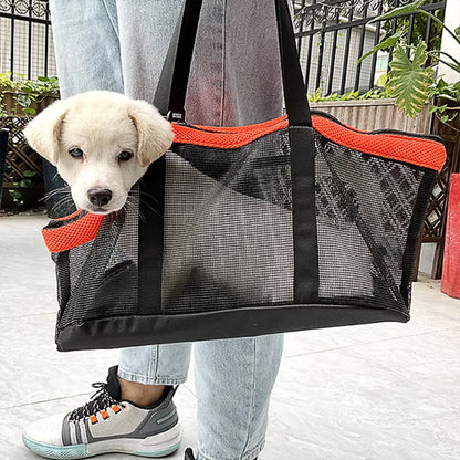 un-bébé-labrador-blond-couché-dans-un-sac-de-transport-avec-la-tête-hors-du-sac-afin-d'explorer-le-paysage-et-il-est-porté-par-son-maitre