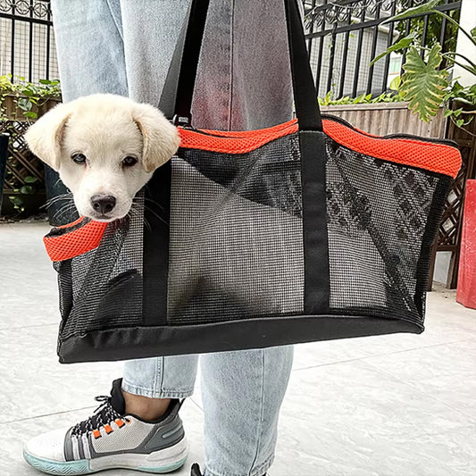 un-bébé-labrador-blond-couché-dans-un-sac-de-transport-avec-la-tête-hors-du-sac-afin-d'explorer-le-paysage-et-il-est-porté-par-son-maitre