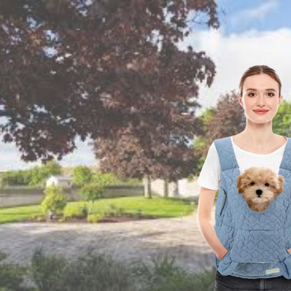 une-femme-qui-se-promène-dans-un-parc-avec-devant-elle-un-petit-chien-brun-dans-un-sac-en-tissu-bleu